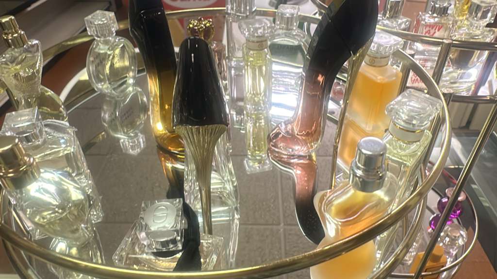 Frascos de perfume en forma de tacón
