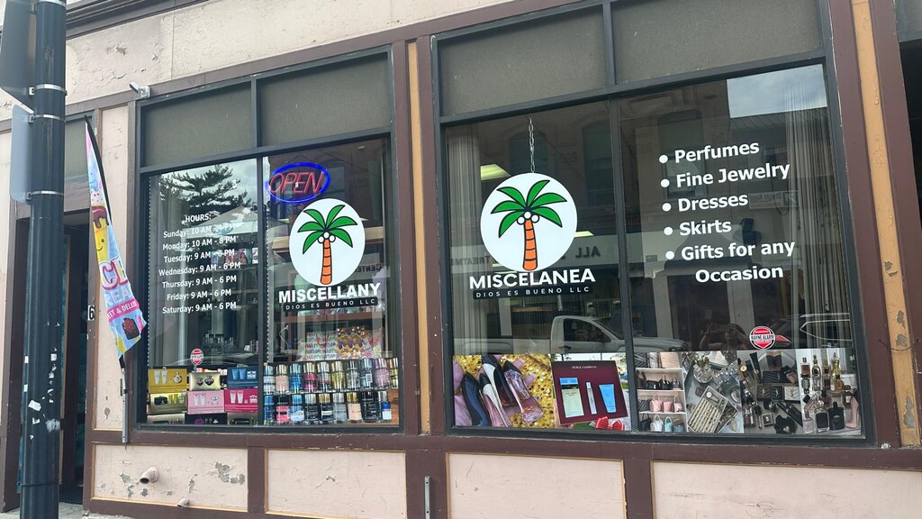 La tienda de Miscelánea Dios es Bueno por fuera, en el centro de Lynn, MA
